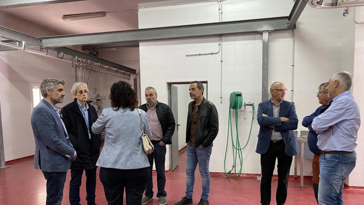 L'alcalde de Falset, Carlos Brull, conjuntament amb altres autoritats locals, visitant les instal·lacions de l'escorxador del municipi.