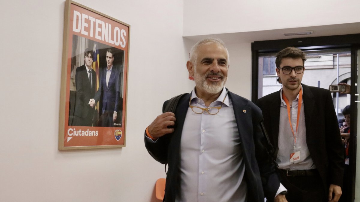 El candidat de Cs, Carlos Carrizosa, arriba a al seu del partit per seguir la nit electoral.