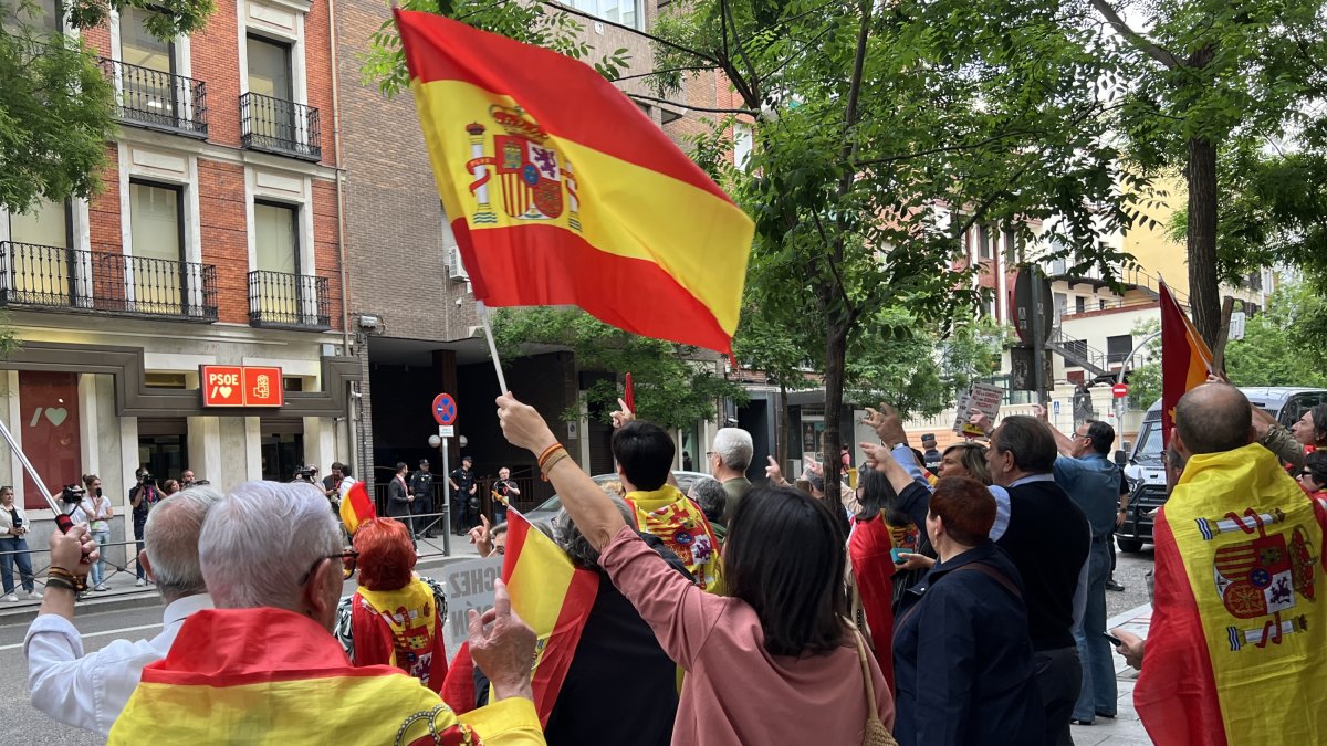 Protesta davant la seu del PSOE al carrer Ferraz de Madrid.