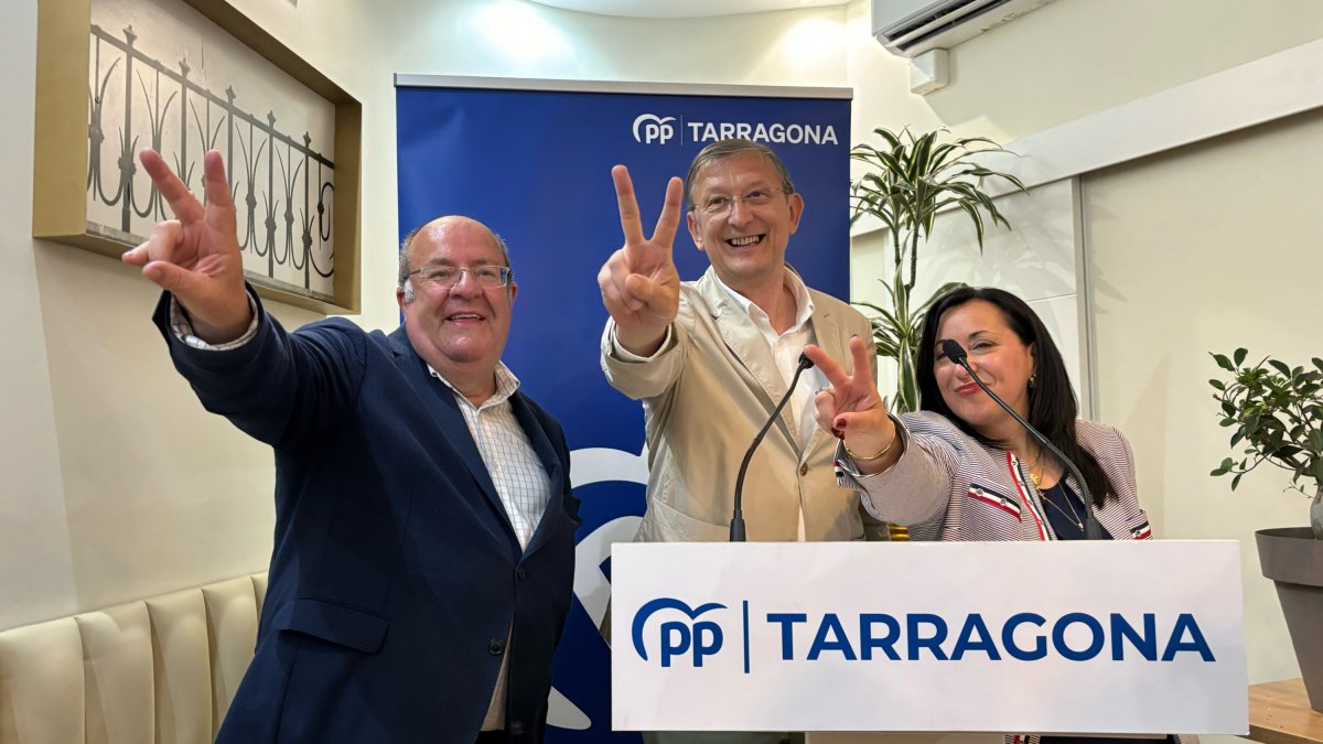 Luna, Huguet i Martorell celebrant ahir els resultats a Tarragona.