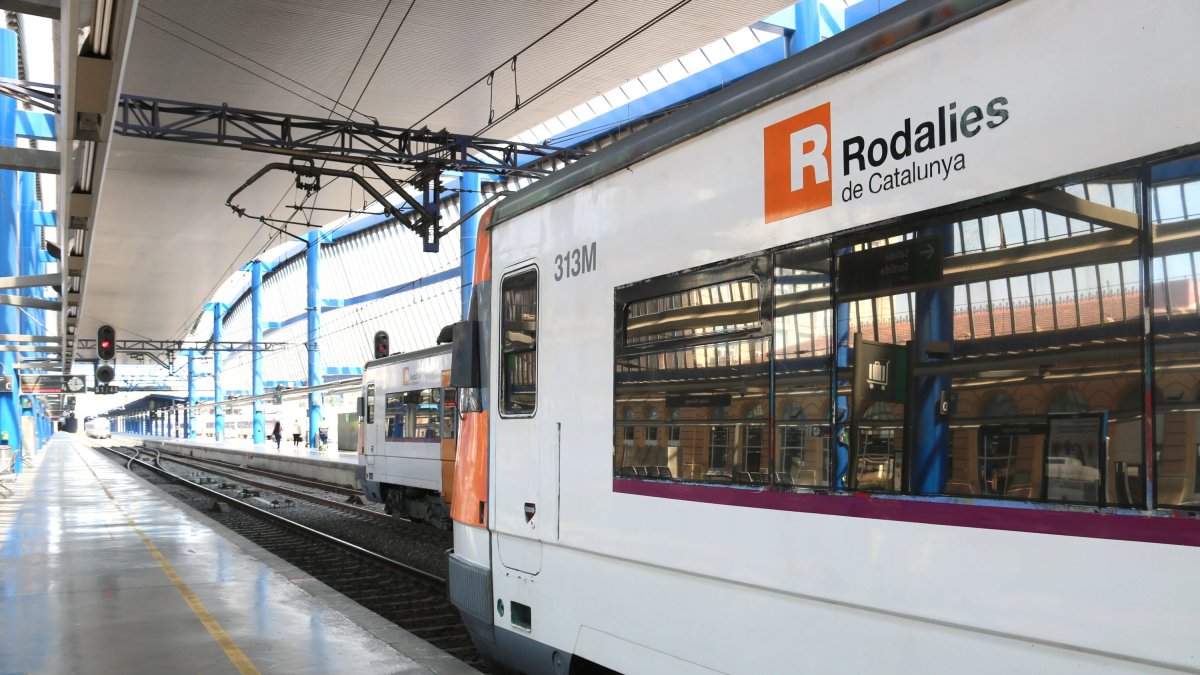 Un tren de Rodalies aturat a l'estació de Lleida-Pirineus.
