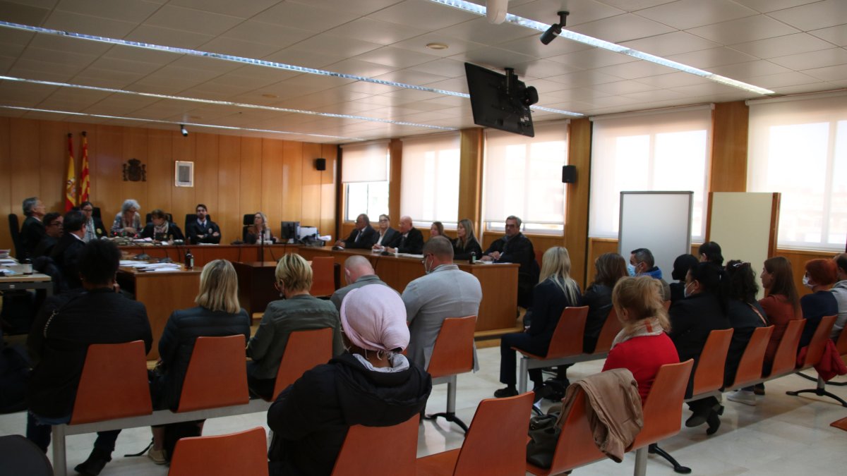 Els investigats per diversos delictes, entre ells el de determinació a la prostitució, asseguts a la sala en el primer dia de judici a l'Audiència de Tarragona.