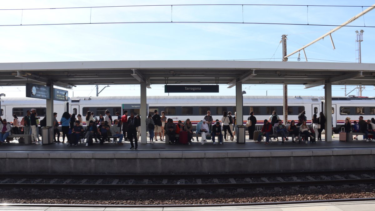 Els usuaris esperant a l’andana de l’estació de trens de Tarragona ahir al matí.