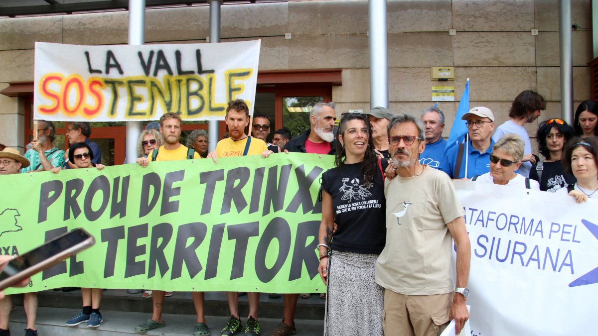 Andreu Escolà, membre de GEPEC, i Anaïs Estrems, de la Plataforma pel Riu Siurana, minuts abans d'entrar als jutjats de Reus.