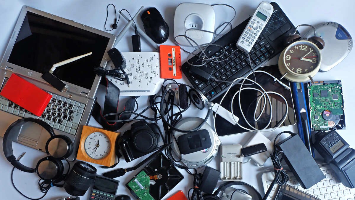 Imagen de residuos de aparatos electrónicos.