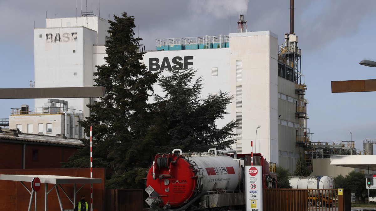 Fotografia d’arxiu de l’entrada principal al polígon de l’empresa química BASF