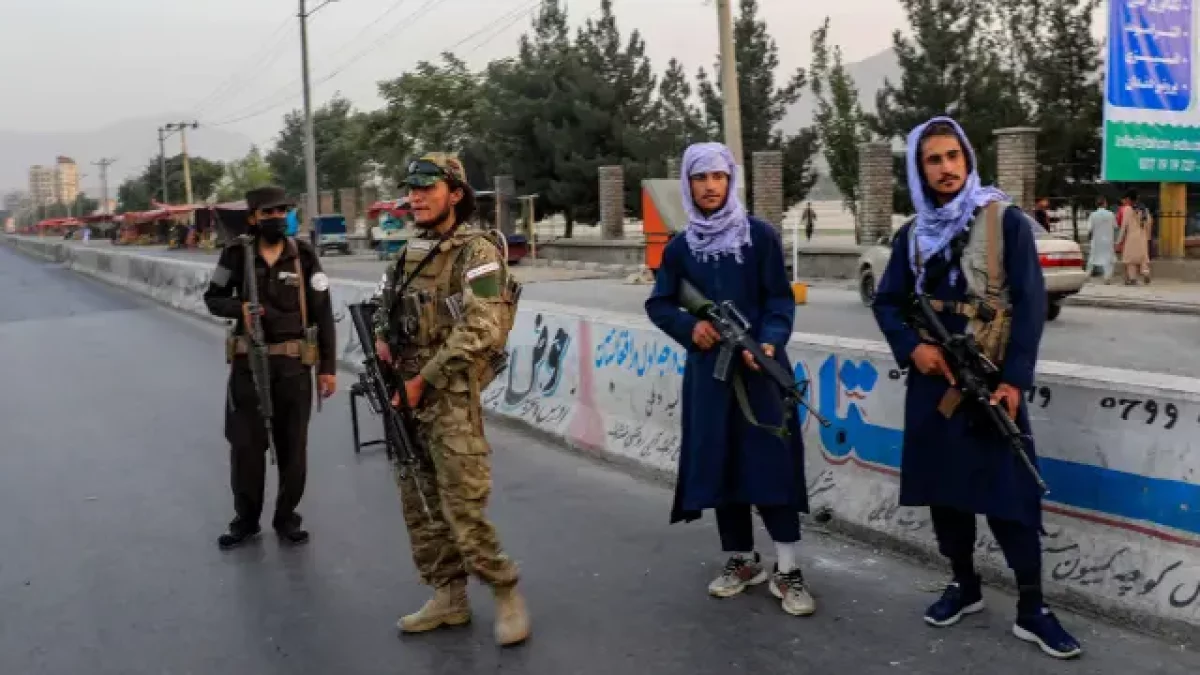 Talibans fan guàrdia davant de la universitat de Kabul.