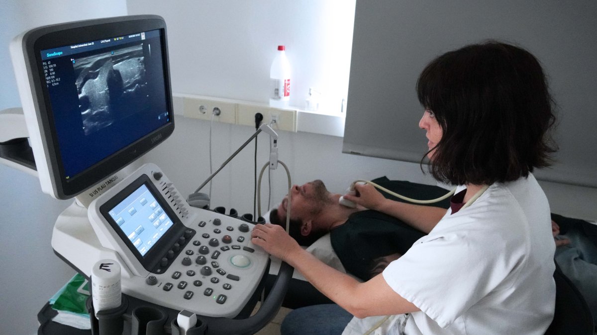 Un pacient durant una ecografia a la zona de la tiroides.