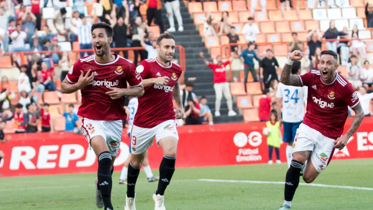 Pablo Trigueros, Gorka Santamaría i Marc Fernández celebrant el gol de la victòria del Nàstic contra el Rayo Majadahonda.