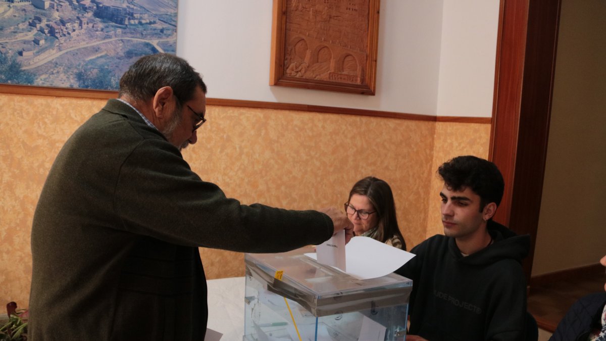 Un veí de la Bisbal de Falset diposita el seu vot en l'urna de la consulta per decidir el nom del municipi.