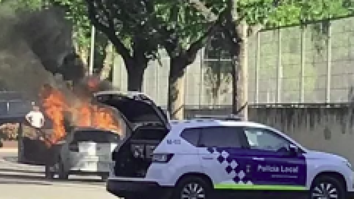 Imatge del cotxe incendiat.