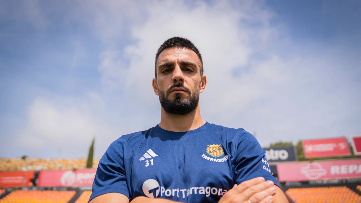 El defensa del Nàstic de Tarragona, Nacho González, a la gespa del Nou Estadi Costa Daurada.