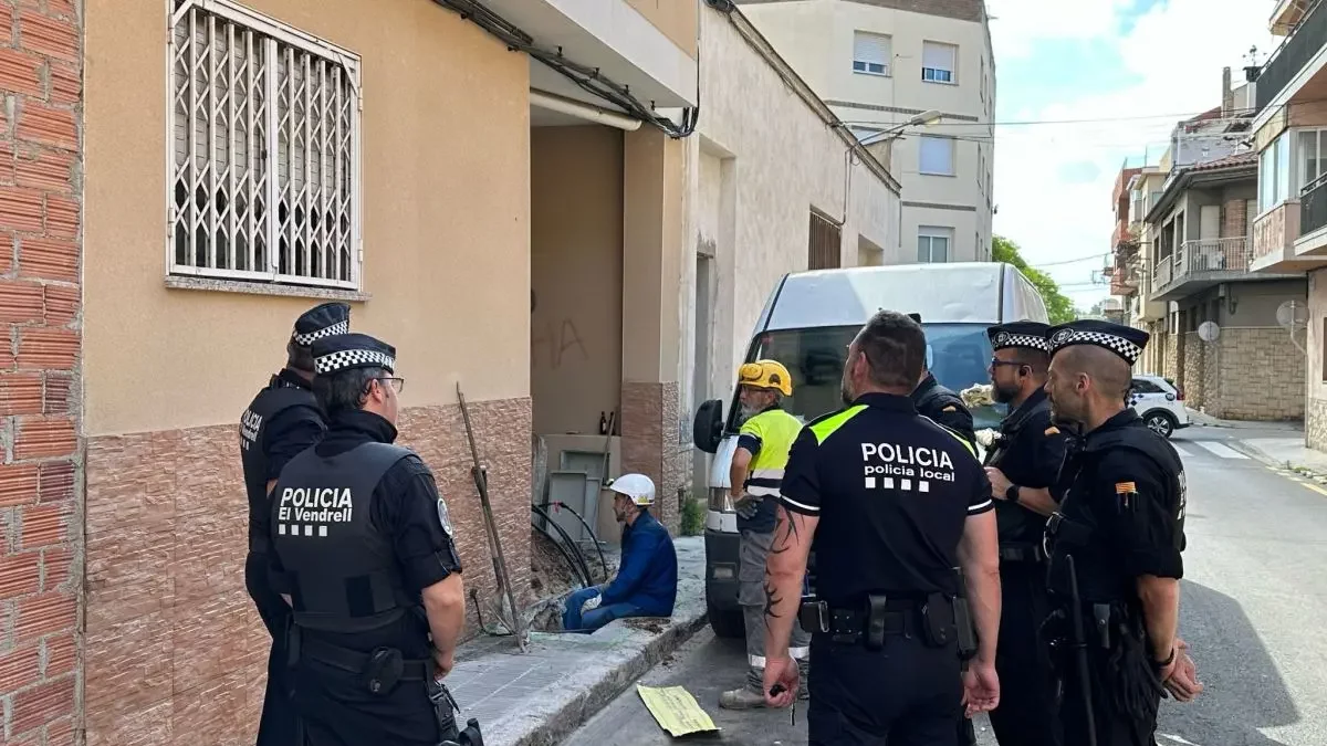 Diversos agents de la policia durant la desconnexió de l'electricitat punxada.