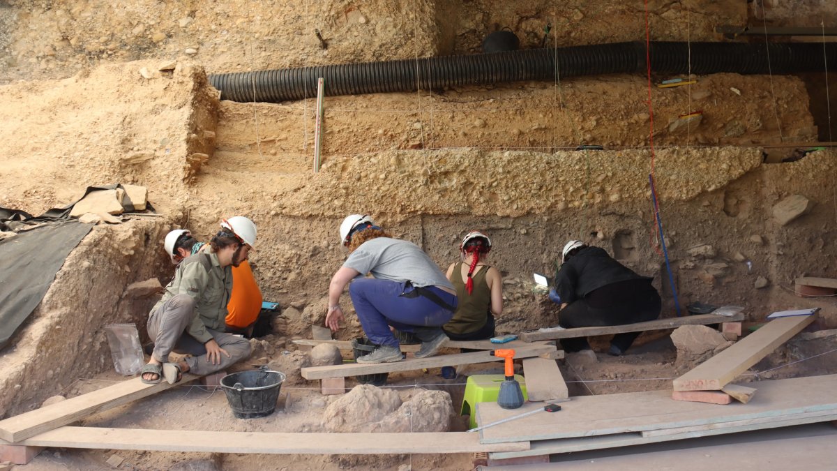 Arqueòlegs treballant al jaciment del Molí del Salt a Vimbodí i Poblet (Conca de Barberà).