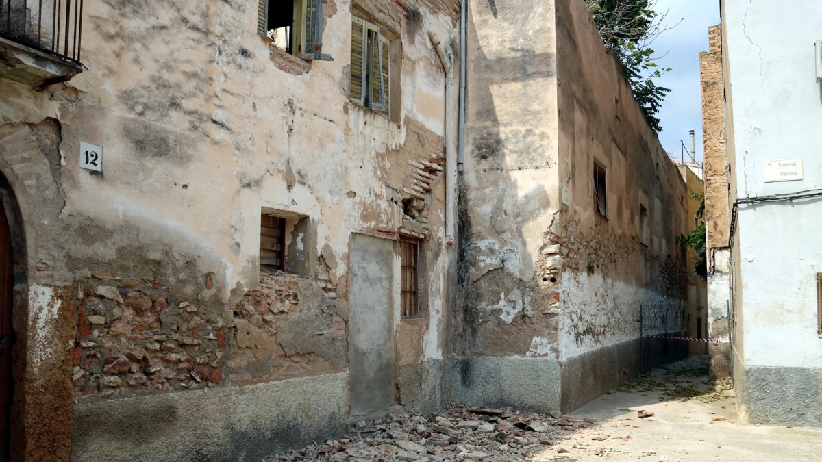 Una de les edificacions més malmeses de l'antic Balneari de Porcar que es derruiran per reurbanitzar i rehabilitar la zona.