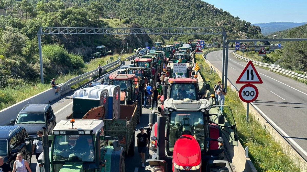 Diversos tractors tallen l'AP-7 a la Jonquera.