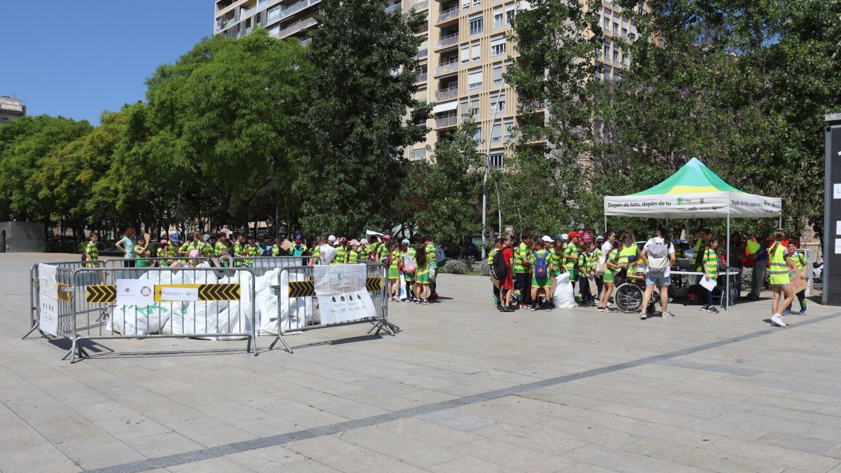 Escolars de Reus arribant a la plaça de la Llibertat, on han deixat els residus recollits.