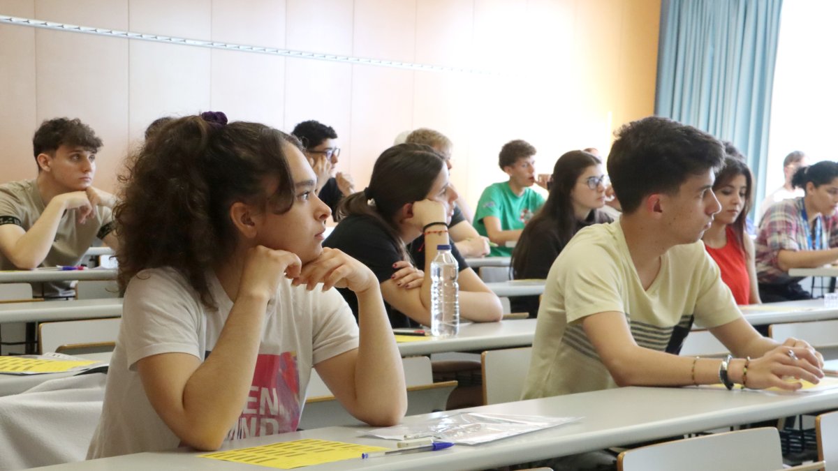 Dos joves escolten les instruccions del tribunal just abans de començar les PAU al Campus Catalunya de la URV, a Tarragona.