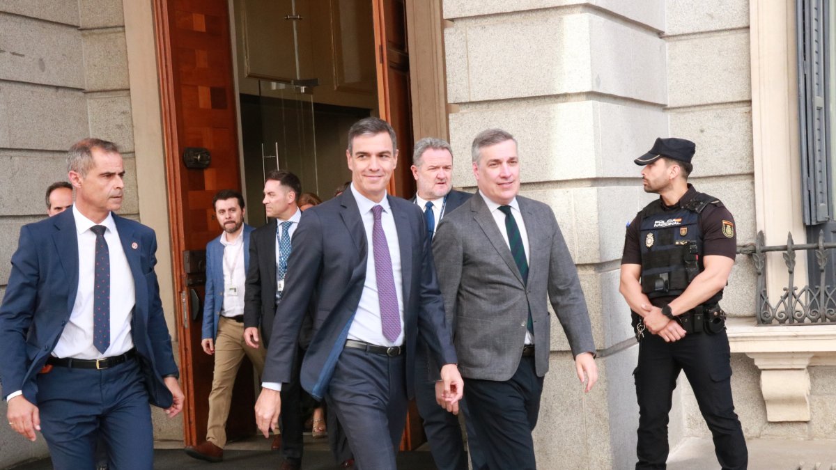 El president espanyol Pedro Sánchez a la sortida del Congrés dels Diputats després de l'aprovació final de l'amnistia.