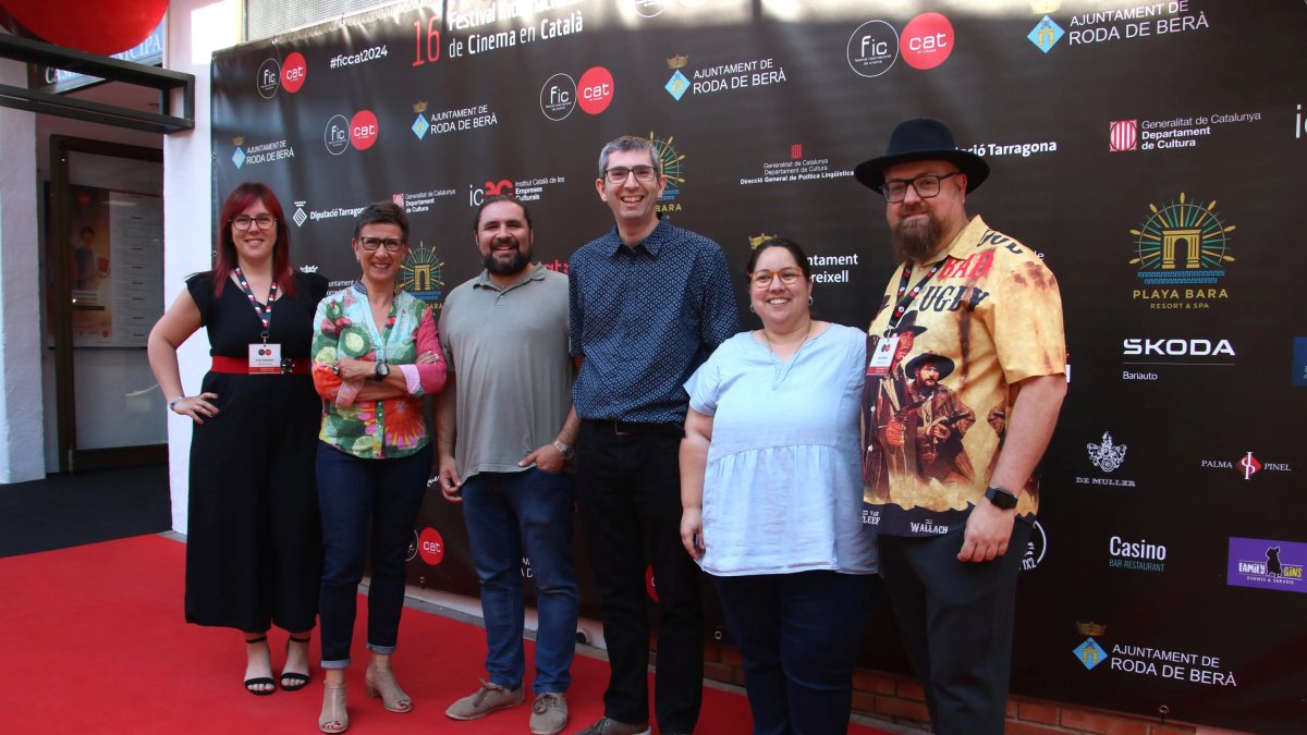 El codirector del documental ‘Un estel fugaç’, Ignasi Guerrero, acompanyat del seu equip i dels directors del FIC-CAT a l’entrada de la projecció.