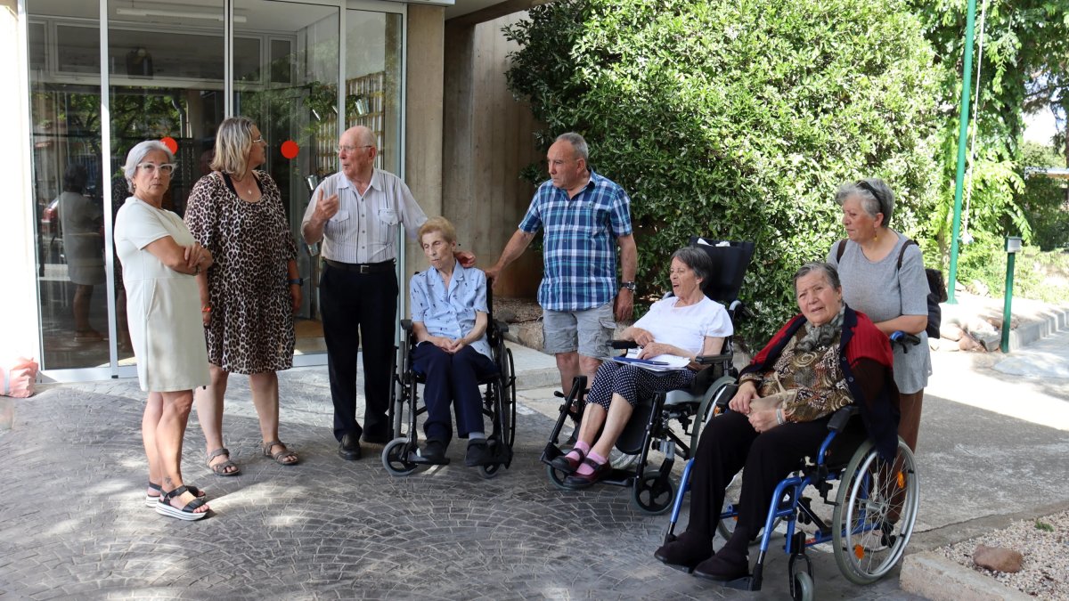 Alguns usuaris i familiars de la residència de Gent Gran de Reus a les portes del centre.