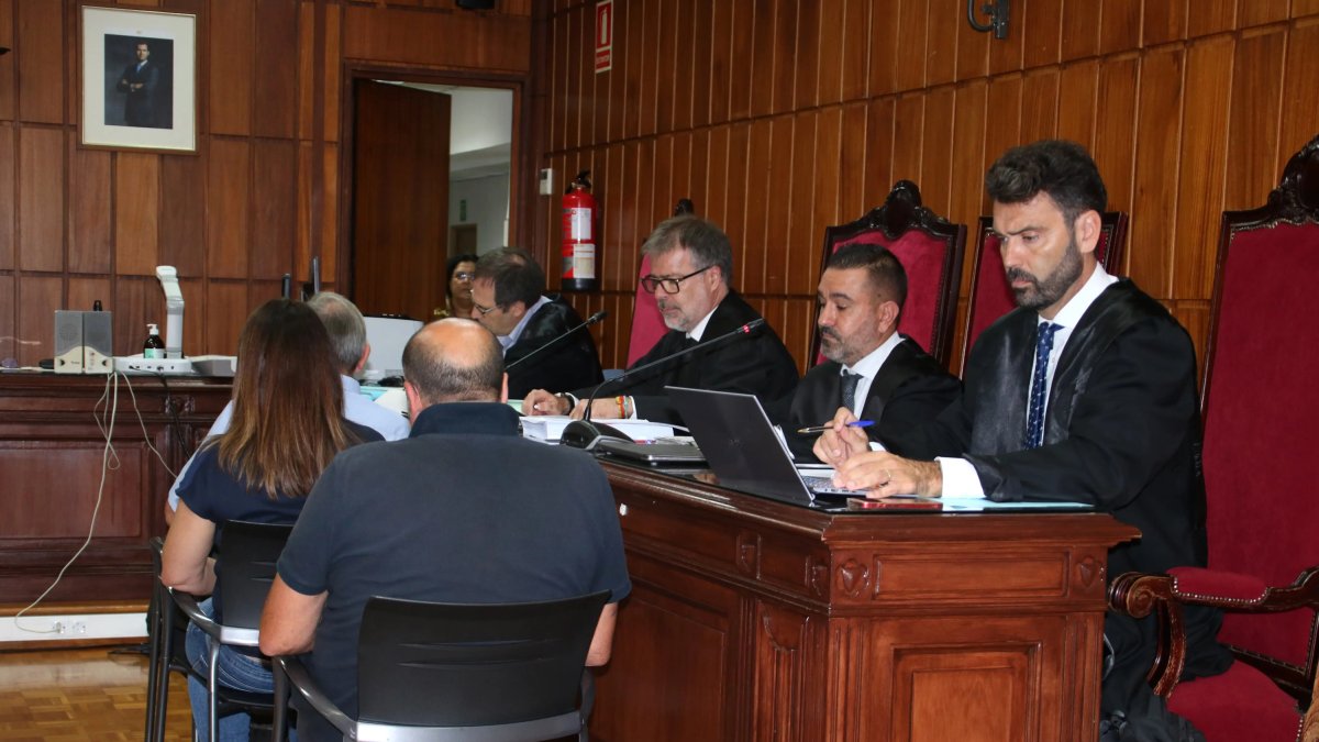 L'exalcalde de Roda de Berà, Pedro José Figueiredo, d'esquenes, i els altres dos acusats de prevaricació i malversació cabals públics, durant el judici.