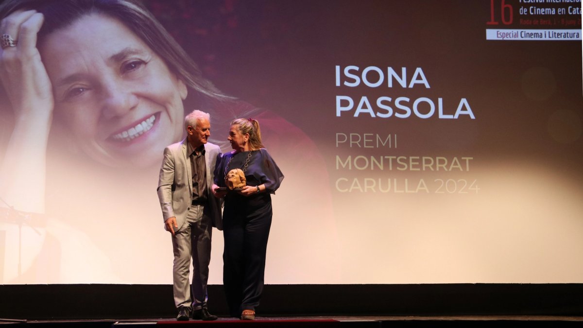 La productora Isona Passola, durant la recollida del premi Montserrat Carulla en el marc del FIC-CAT 2024