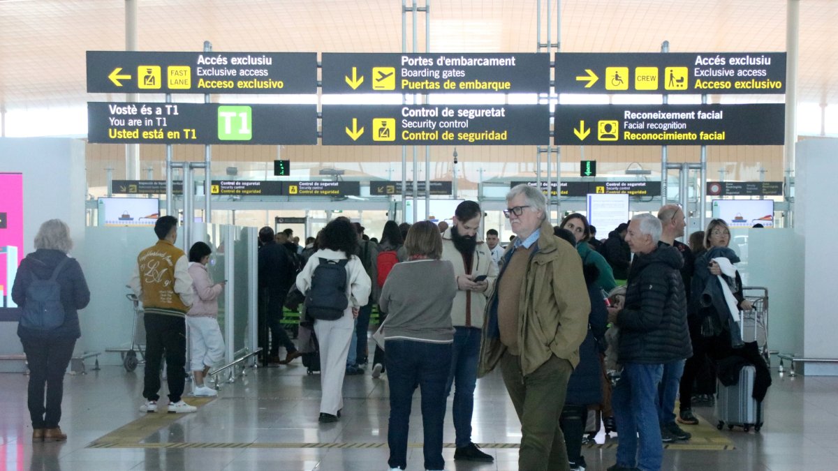 Usuaris accedint al control de seguretat a la T1 de l'aeroport de Barcelona
