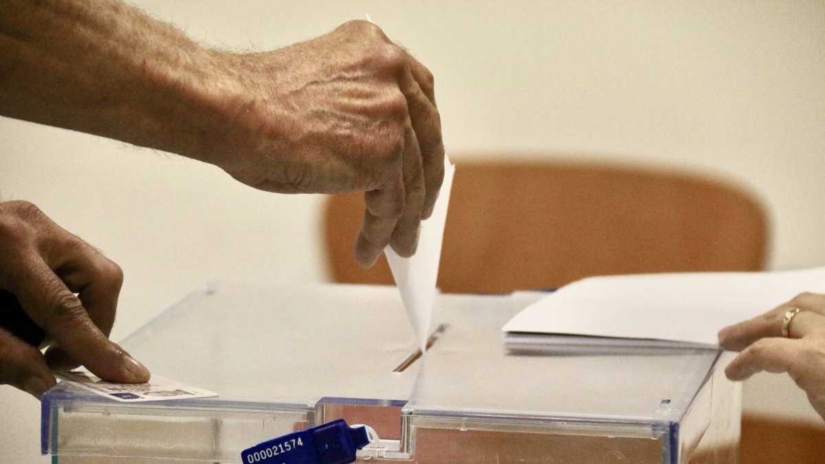 Un home introdueix el seu vot en una urna de les eleccions europees en un col·legi electoral de Sant Sadurní d'Anoia