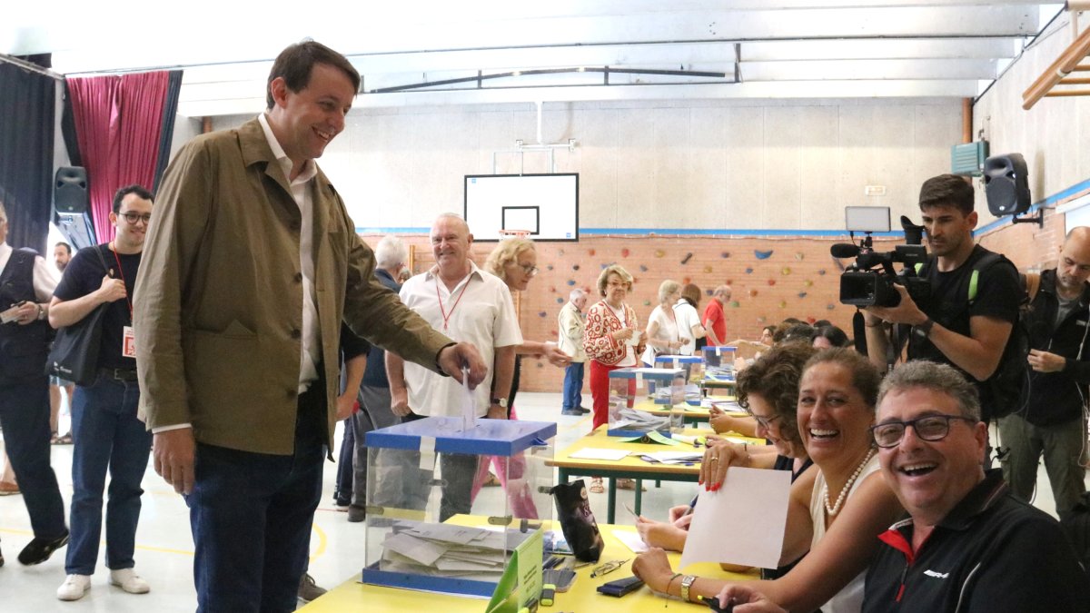 El candidat del PSC, Javi López, en el moment d'emetre el seu sufragi a l'Escola Auró de l'Esquerra de l'Eixample