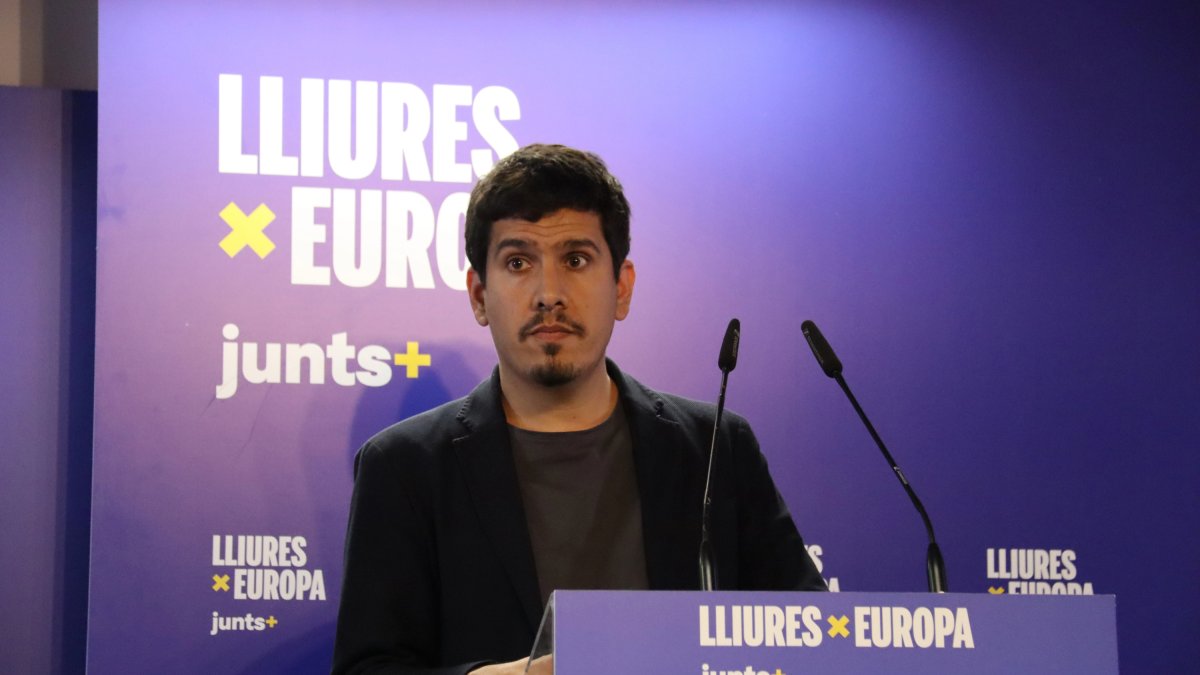 El número 3 de Junts i director de campanya, Aleix Sarri, fent una primera valoració de la nit electoral