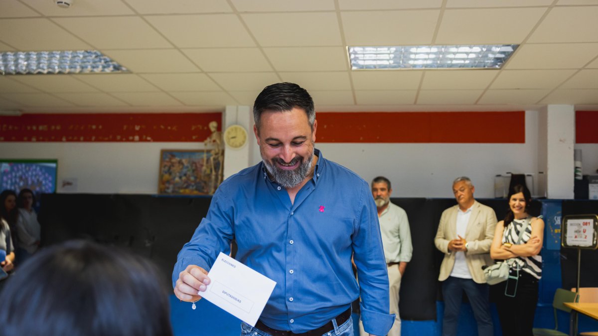 El president de Vox, Santiago Abascal, vota en un col·legi electoral