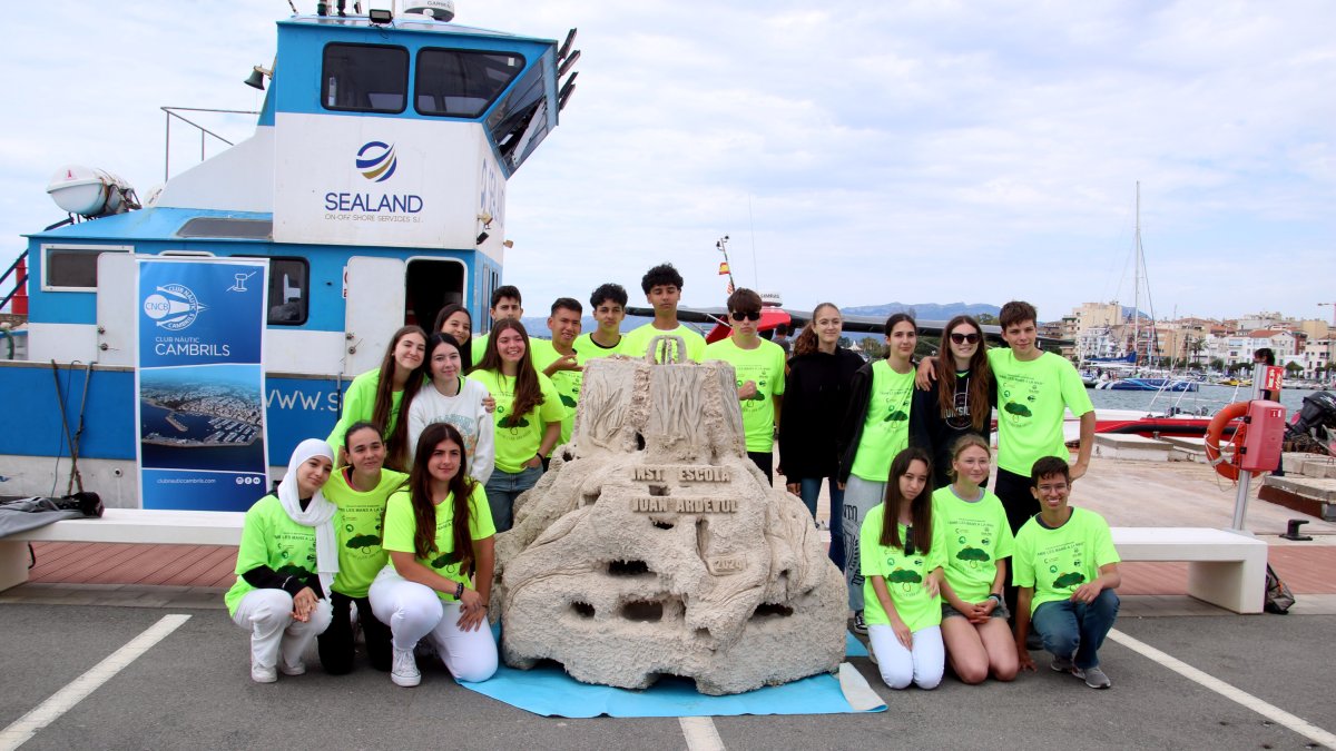 Alumnes de quart d'ESO de l'Institut Escola Joan Ardèvol de Cambrils amb el biòtop que han creat.