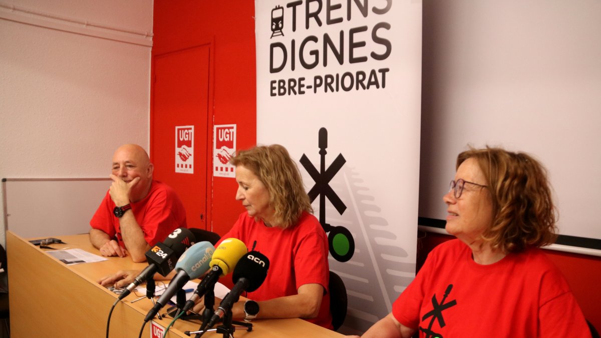 Representants de la plataforma Trens Dignes en roda de premsa.