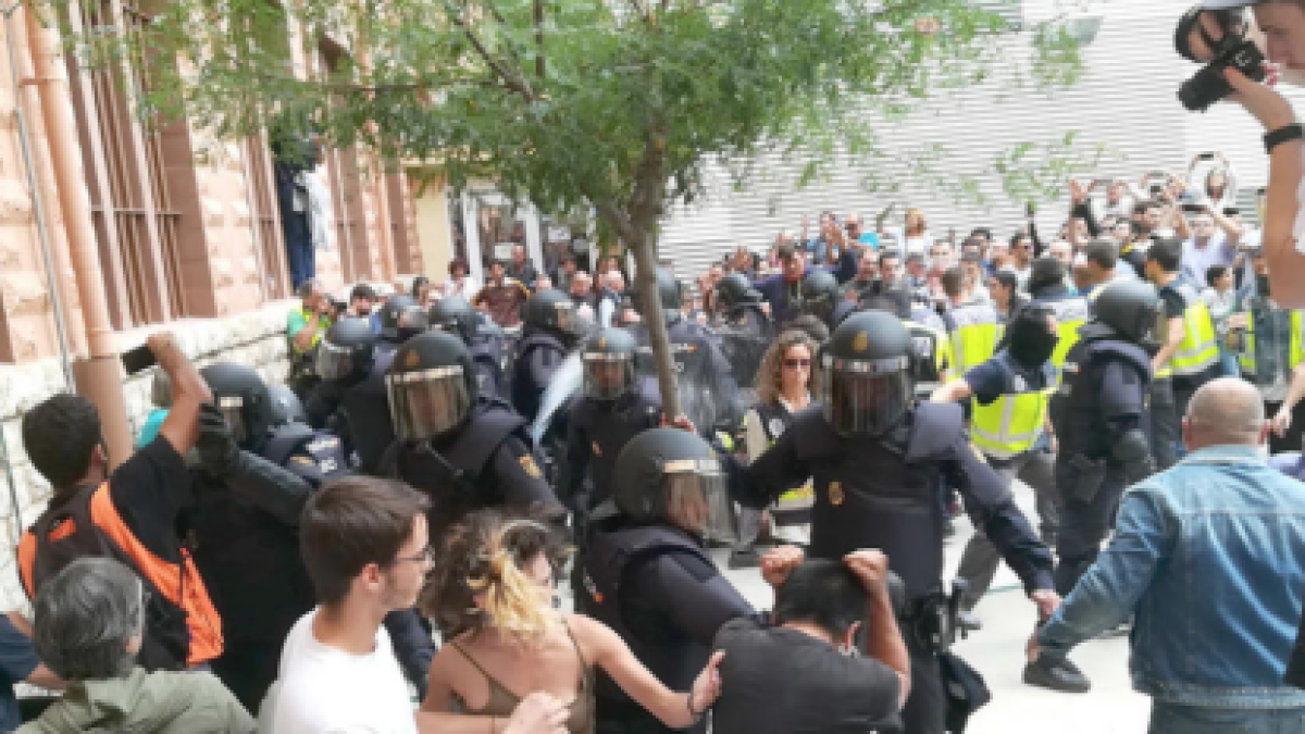 Imatge de les càrregues policials a Tarragona l'1 d'Octubred e 2017.