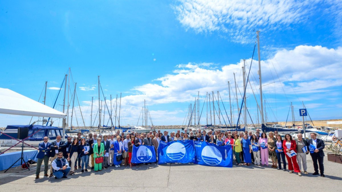 Imatge del lliurament de banderes blaves al port de Segur de Calafell.