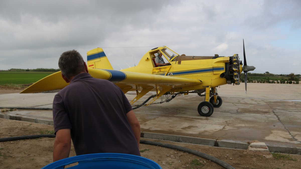 Un operari, durant el repostatge d'una de les avionetes encarregades del tractament contra les larves de mosquit al Delta.