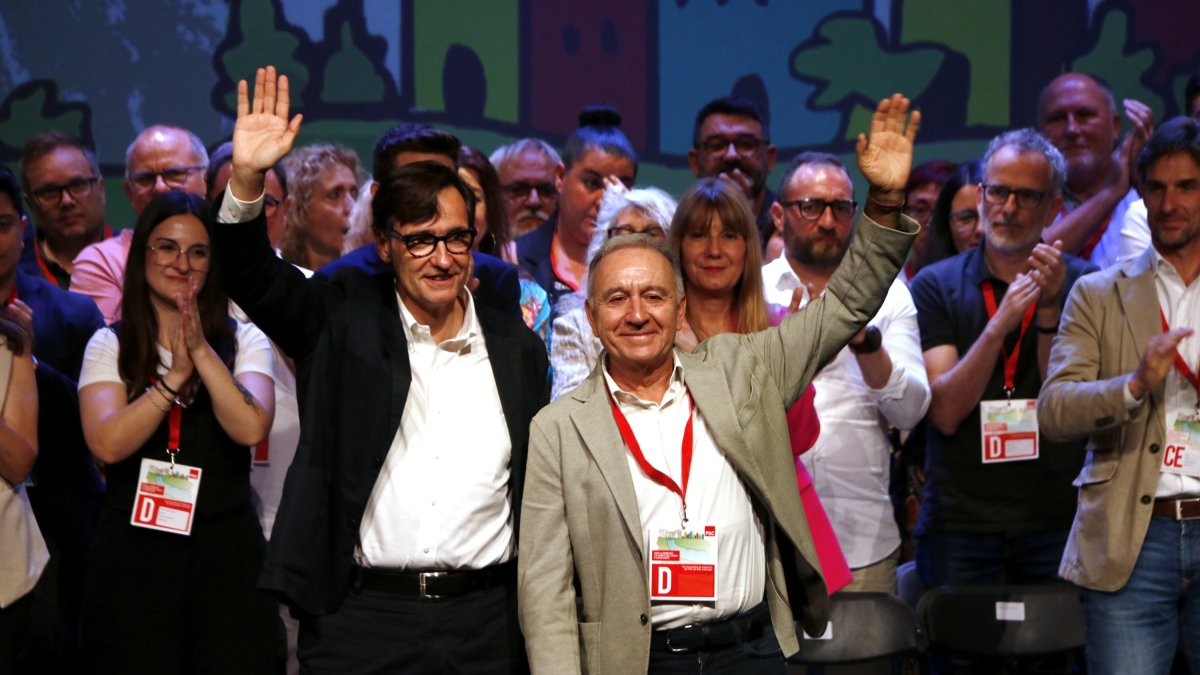 Salvador Illa i Antoni Poveda saluden en la 15a Assamblea de Federació del PSC del Baix Llobregat