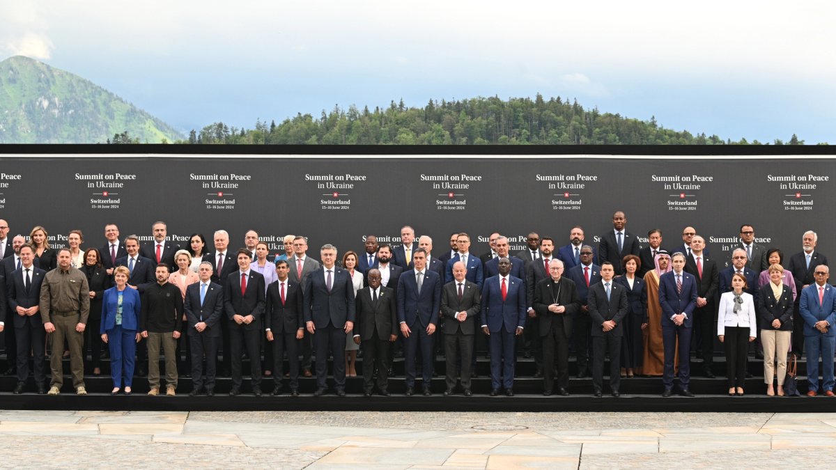 Fotografia de grup als participants a la conferència per la pau a Ucraïna celebrada a Lucerna (Suïssa)