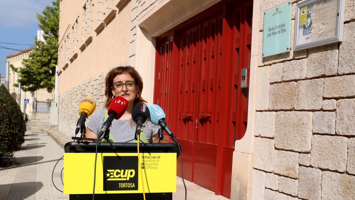 Selene Alberich, de la CUP, davant dels serveis territorials d'Educació de les Terres de l'Ebre.