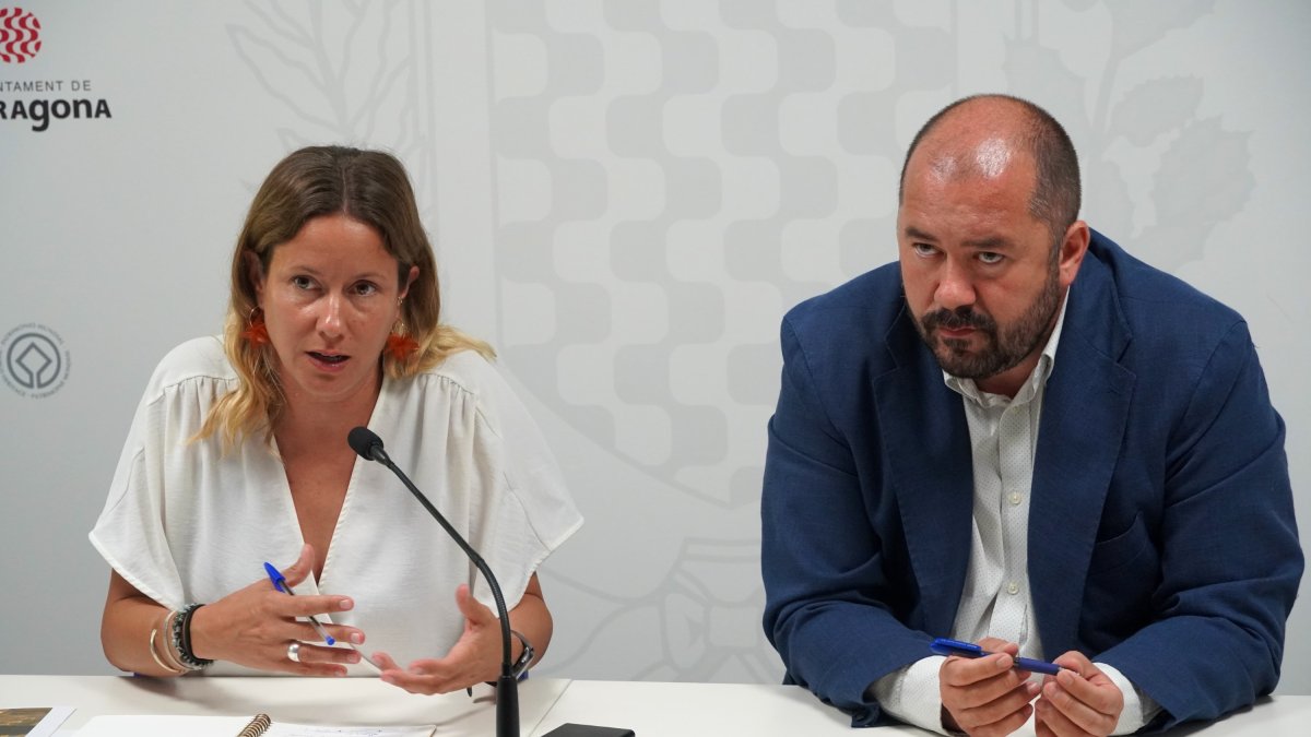 Els portaveus del Grup Municipal d’ERC Maria Roig i Xavi Puig durant el balanç del primer any de mandat del govern de Viñuales