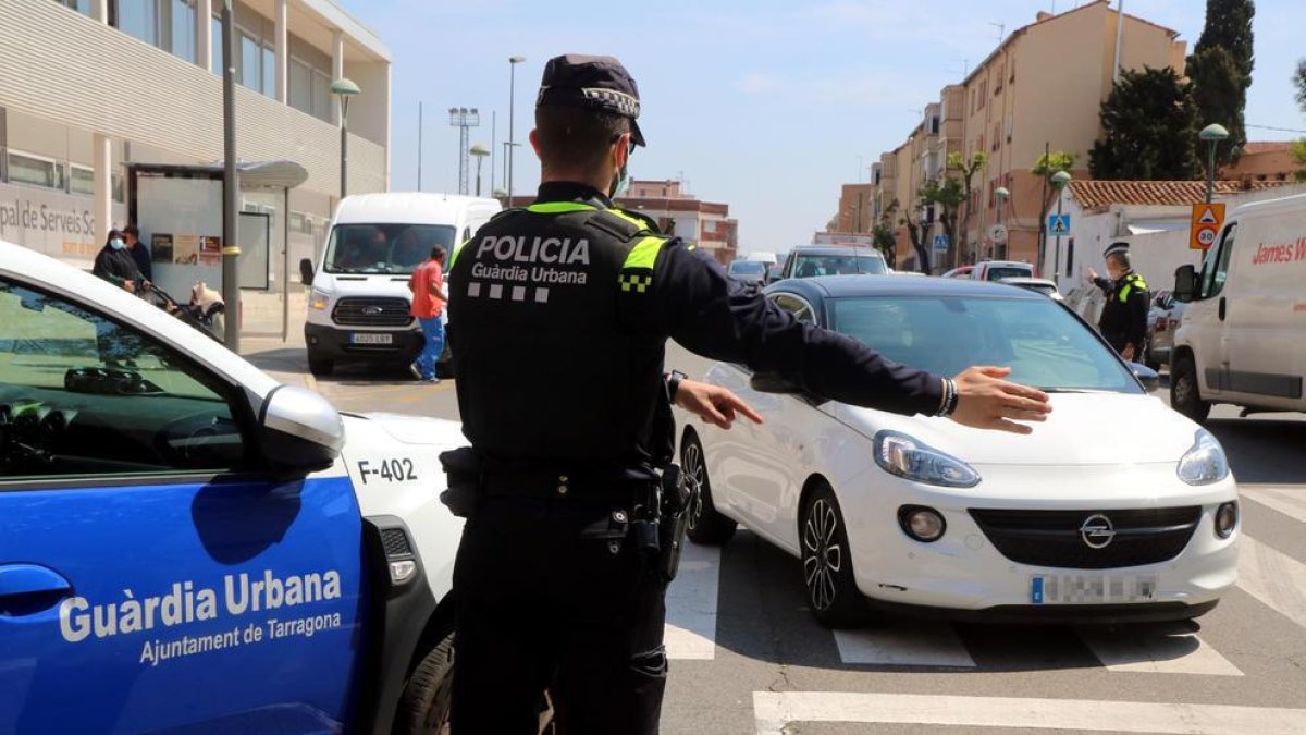 Imatge d’arxiu d’agents de la Guàrdia Urbana de Tarragona a la via pública.