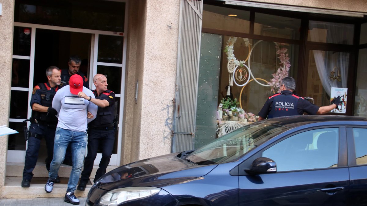 Un dels detinguts pels Mossos d'Esquadra sortint del seu domicili en l'operació antidroga fet a Valls.