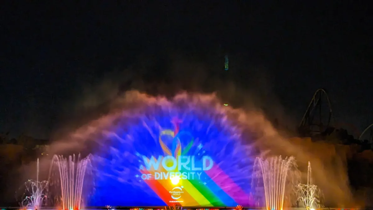 Projecció del lema 'A World of Diversity' a la pantalla d'aigua del llac durant la PortAventura Parade.