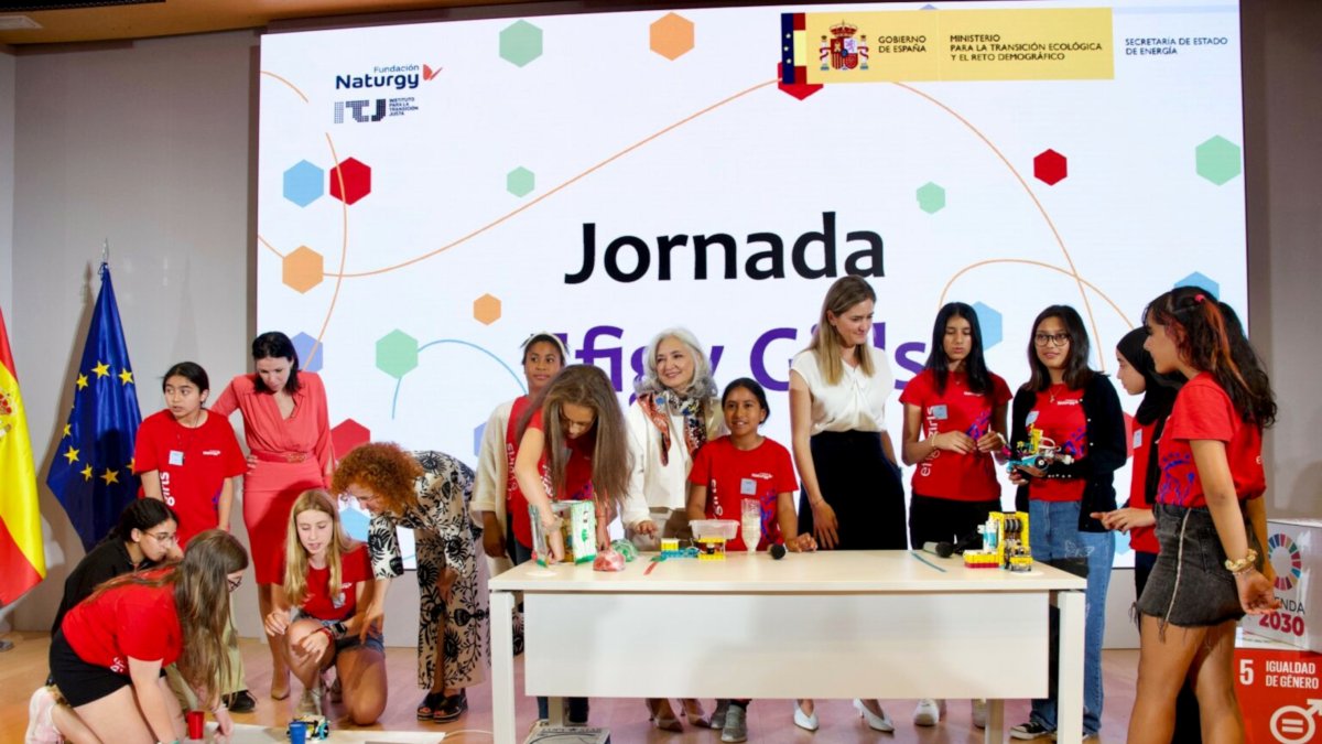 Les sis alumnes de l'escola la Mercè de Tortosa, a la dreta de la imatge, en la rebuda de les participants de l'Efigy Girls a Madrid amb la secretària d'Energia, Sara Aagesen.