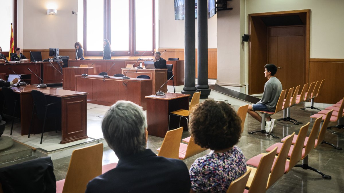 Membres del públic durant l'inici del judici contra el violador d'Igualada, al fons de la imatge, a l'Audiència de Barcelona.