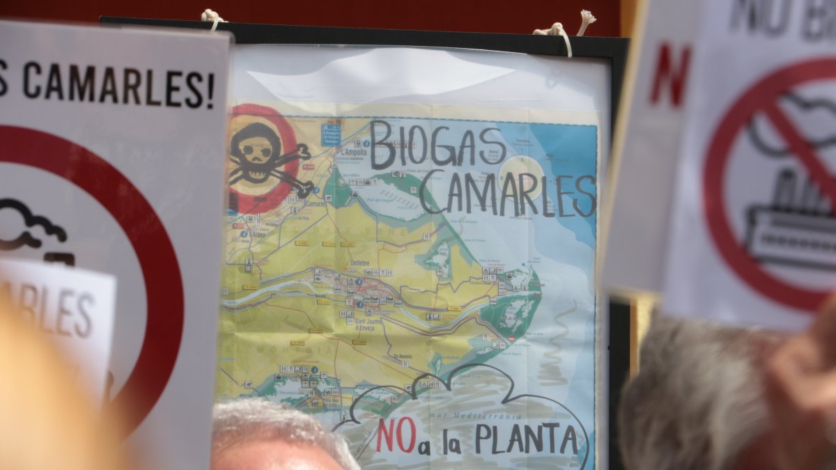 Cartells contra la possible implantació d'una planta de biogàs al municipi de Camarles.