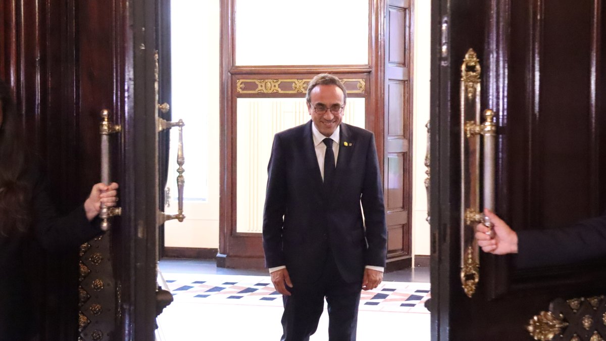 El president del Parlament, Josep Rull, surt del despatx d'audiències.