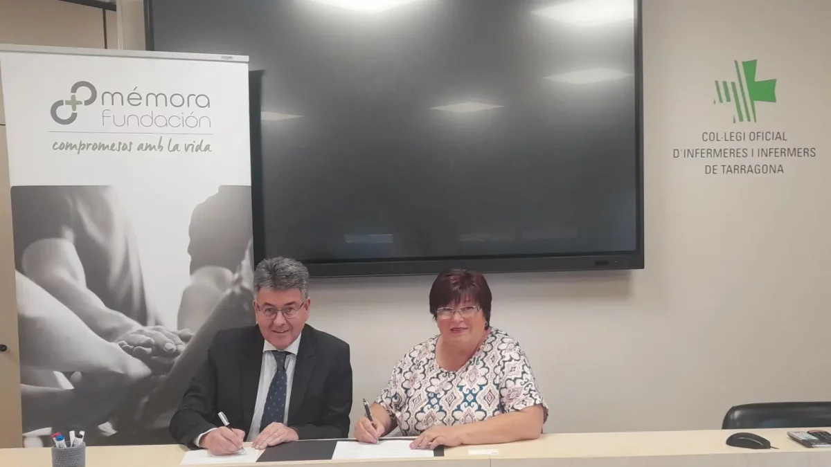 Moment de la signatura del conveni entre la Fundació Mémora i el CODITA.