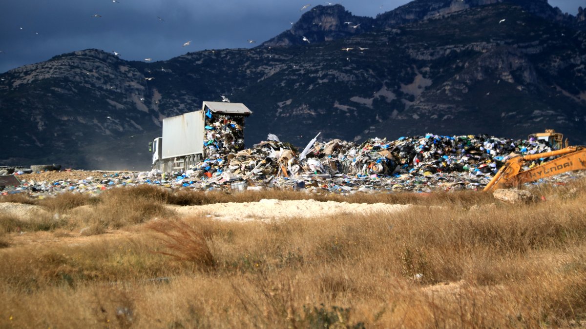 Un camió aboca residus al dipòsit de Mas de Barberans.